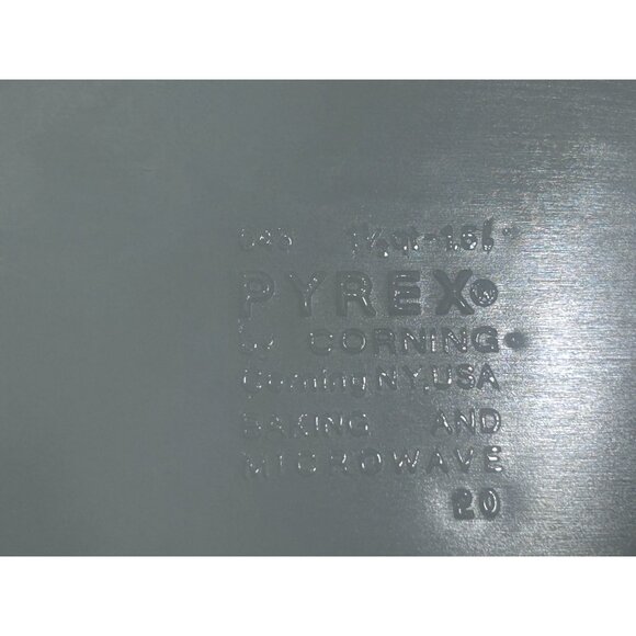 Vintage Homestead Tan and Blue Pyrex Bowl 1.5 Quart Casserole Bowl Double Spout - Picture 3 of 5